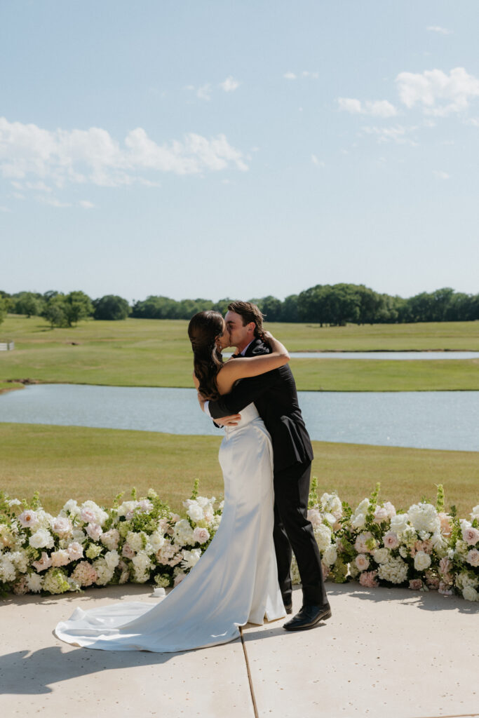 Wedding planning tips of a romantic wedding ceremony. 
