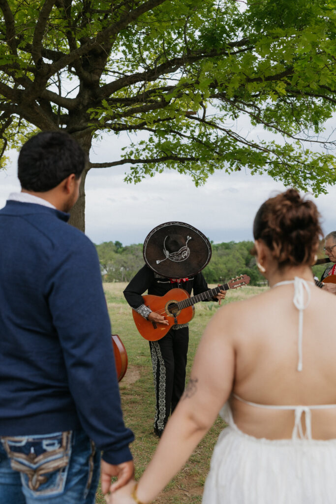 Couple listening to the mariachi band.